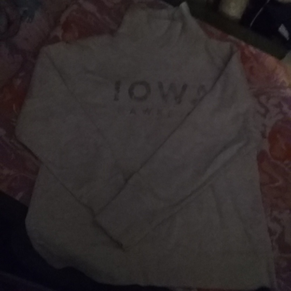 A large LEAGUE turtle neck sweater greyish white